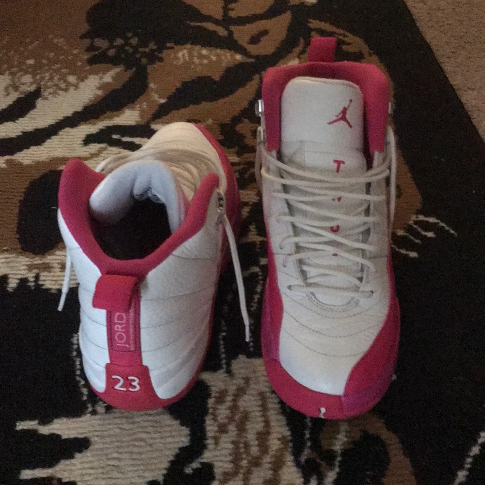 Pink Jordan’s 8.5 Youth. Fits a size 10 in women.